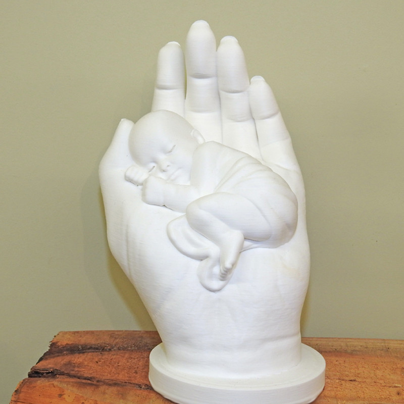 Schützende Hand mit schlafendem Baby Schützende Hand mit schlafendem Baby