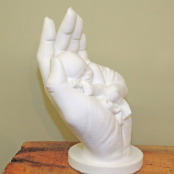 Schützende Hand mit schlafendem Baby