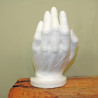 Schützende Hand mit schlafendem Baby