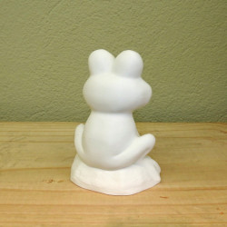 Fröhlicher Frosch auf Stein