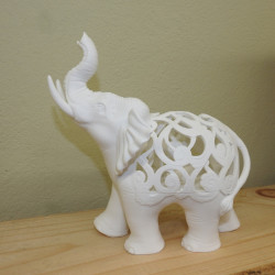 Dekorativer Elefant mit filigranem Muster