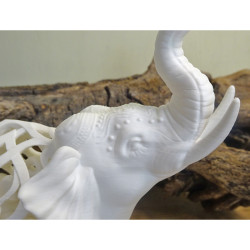 Dekorativer Elefant mit filigranem Muster